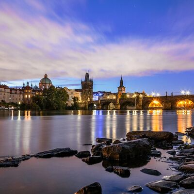 Prag, Moldau bei Nacht mit Karlsbrücke
