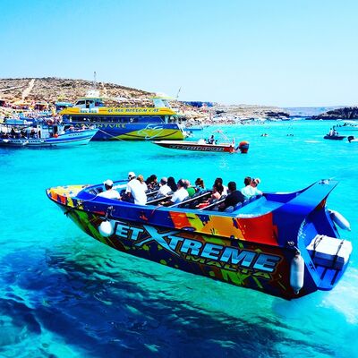 Malta - Schnellboot in blauer Grotte
